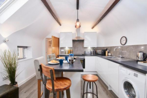 The Nutcracker Suite - Self Check-In, Self-Catering Apartment for East Midlands Airport